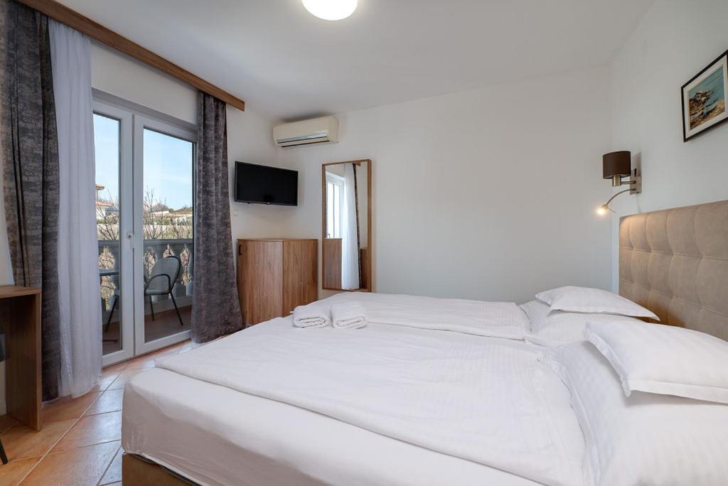 Bed & Breakfast Dosen III Baska  Exterior photo